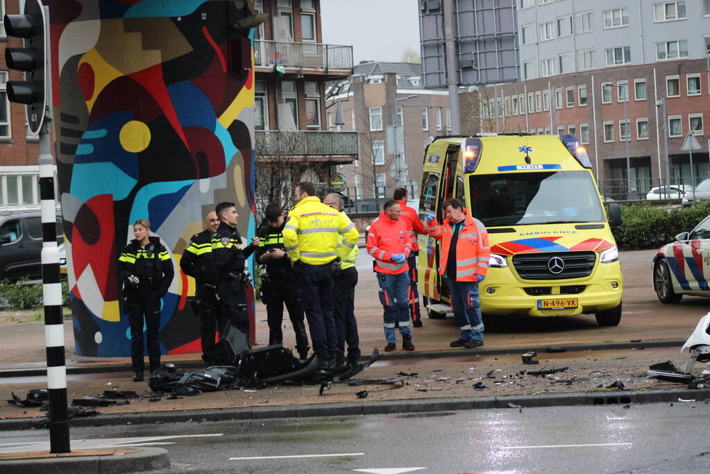 Gewonden en veel schade na botsing op kruising