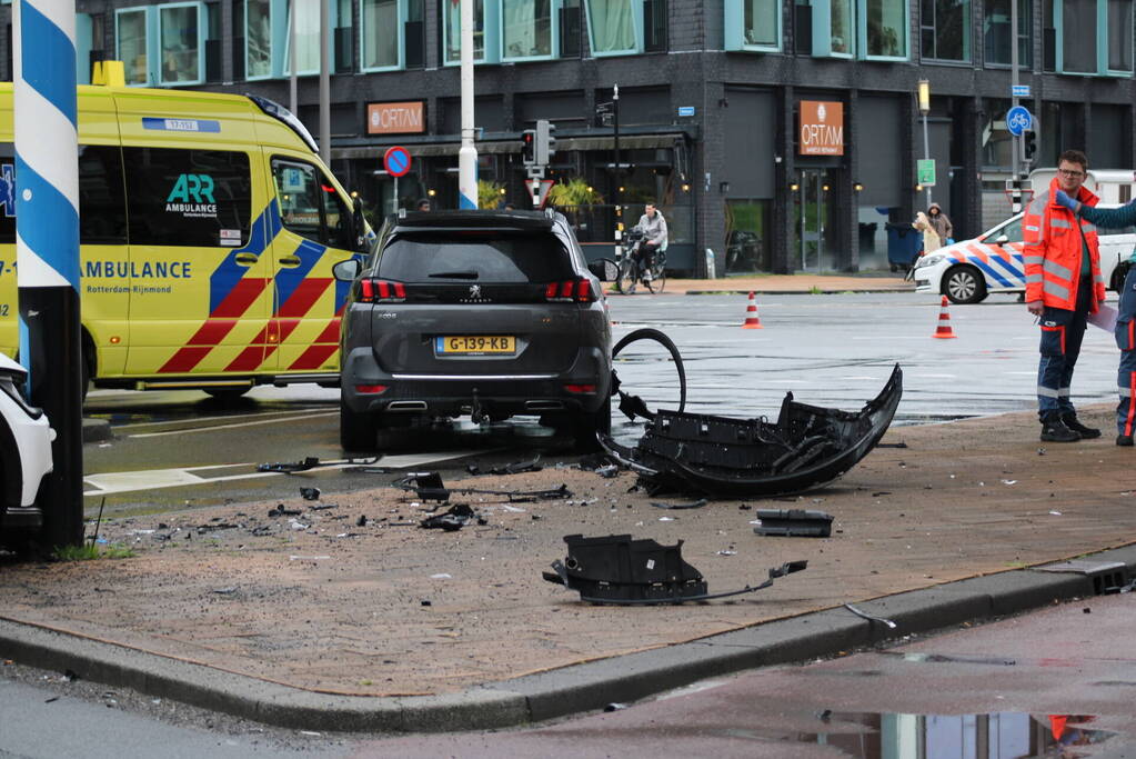 Gewonden en veel schade na botsing op kruising