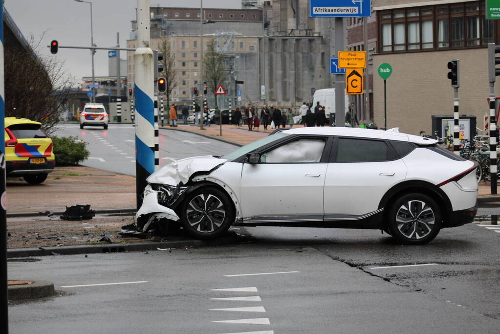 Gewonden en veel schade na botsing op kruising