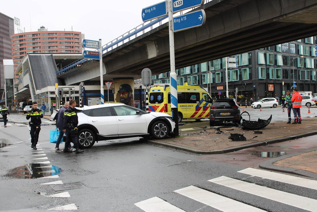 Gewonden en veel schade na botsing op kruising