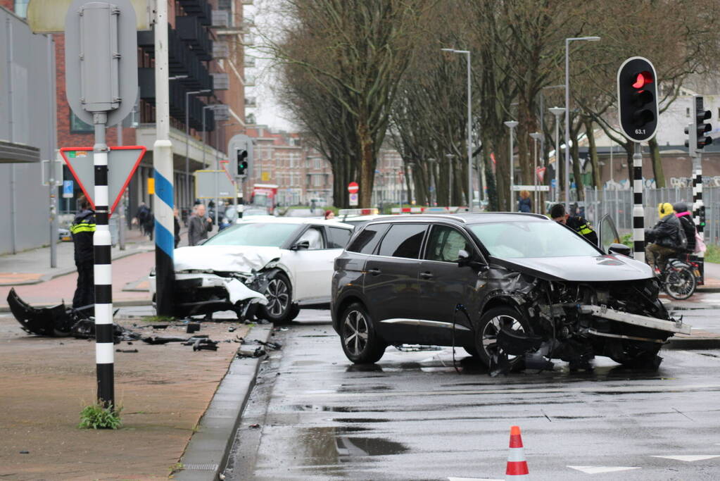 Gewonden en veel schade na botsing op kruising