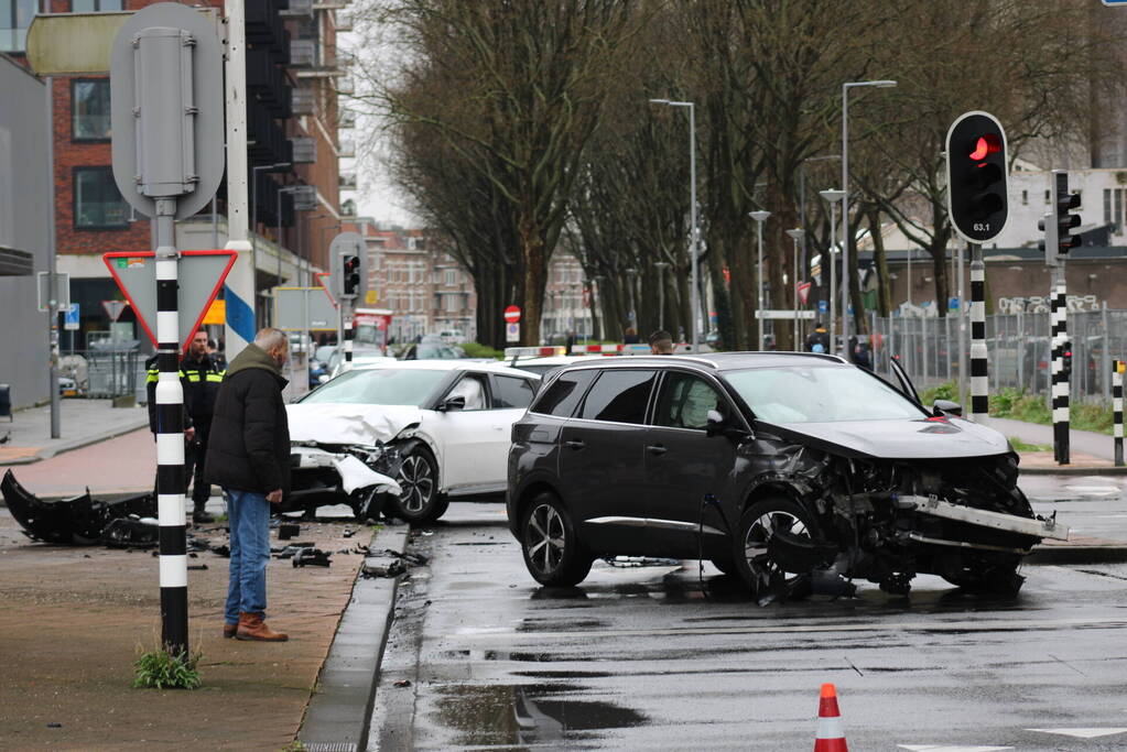 Gewonden en veel schade na botsing op kruising