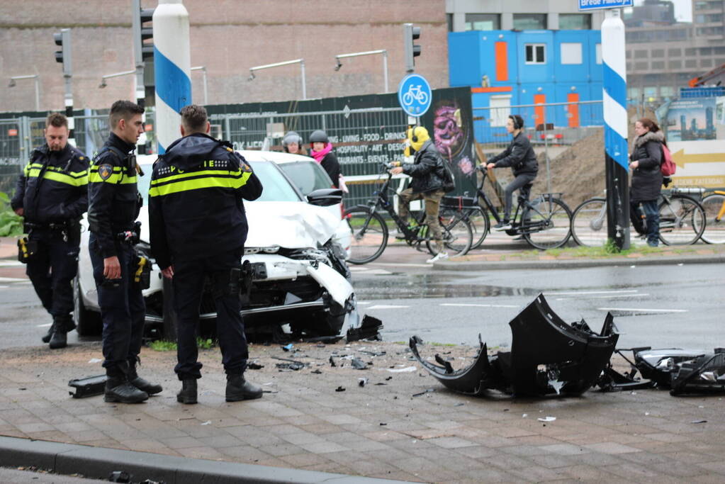 Gewonden en veel schade na botsing op kruising