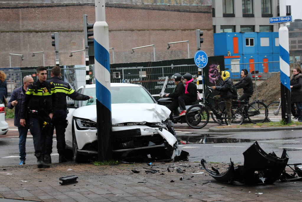 Gewonden en veel schade na botsing op kruising