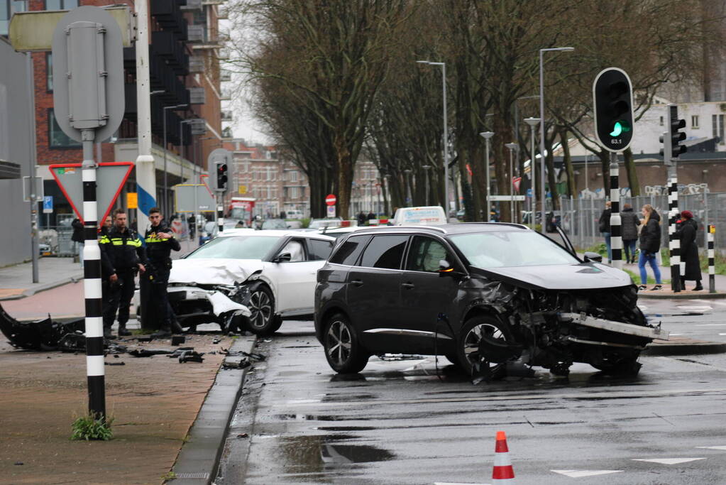 Gewonden en veel schade na botsing op kruising