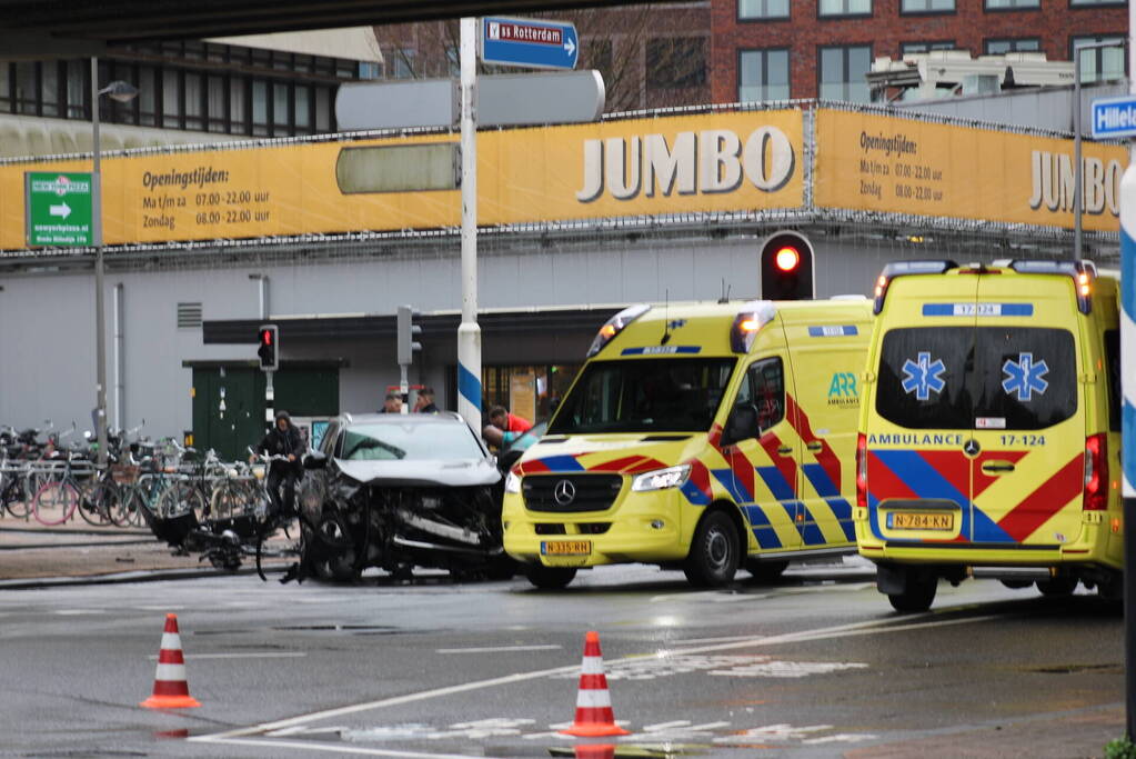 Gewonden en veel schade na botsing op kruising