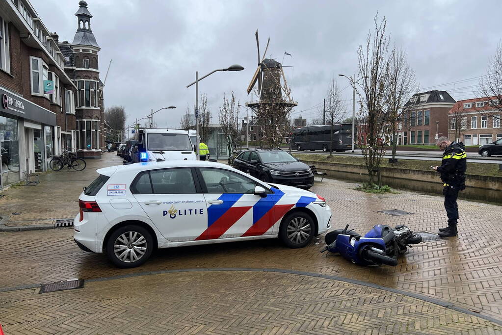 Vluchtende scooterrijder gewond bij aanrijding