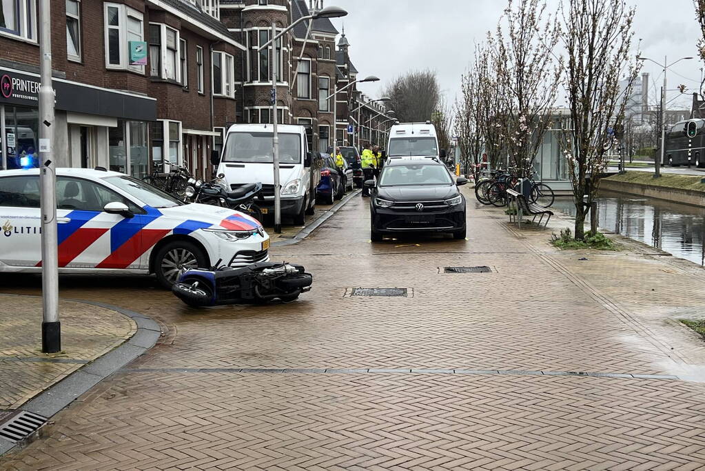 Vluchtende scooterrijder gewond bij aanrijding