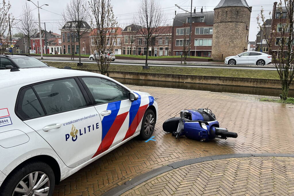 Vluchtende scooterrijder gewond bij aanrijding