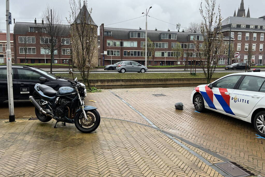 Vluchtende scooterrijder gewond bij aanrijding