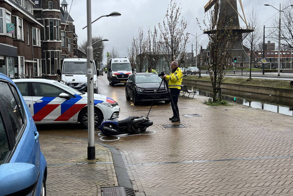 Vluchtende scooterrijder gewond bij aanrijding