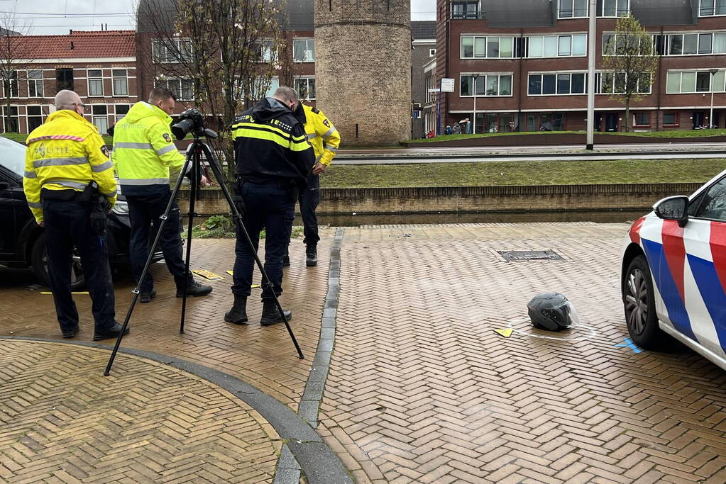 Vluchtende scooterrijder gewond bij aanrijding