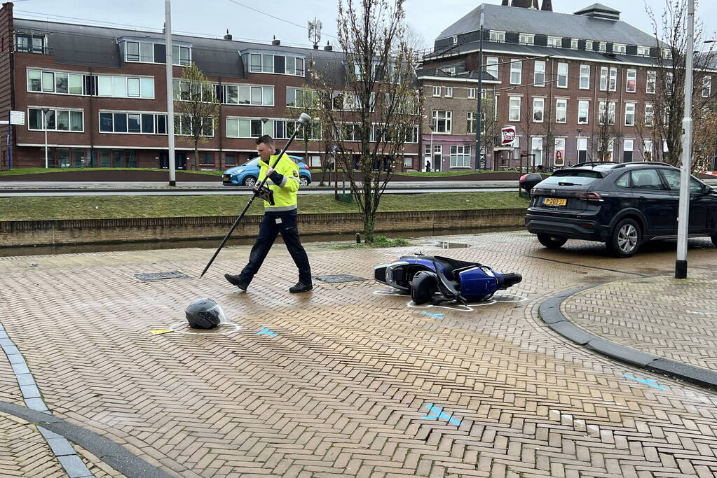 Vluchtende scooterrijder gewond bij aanrijding