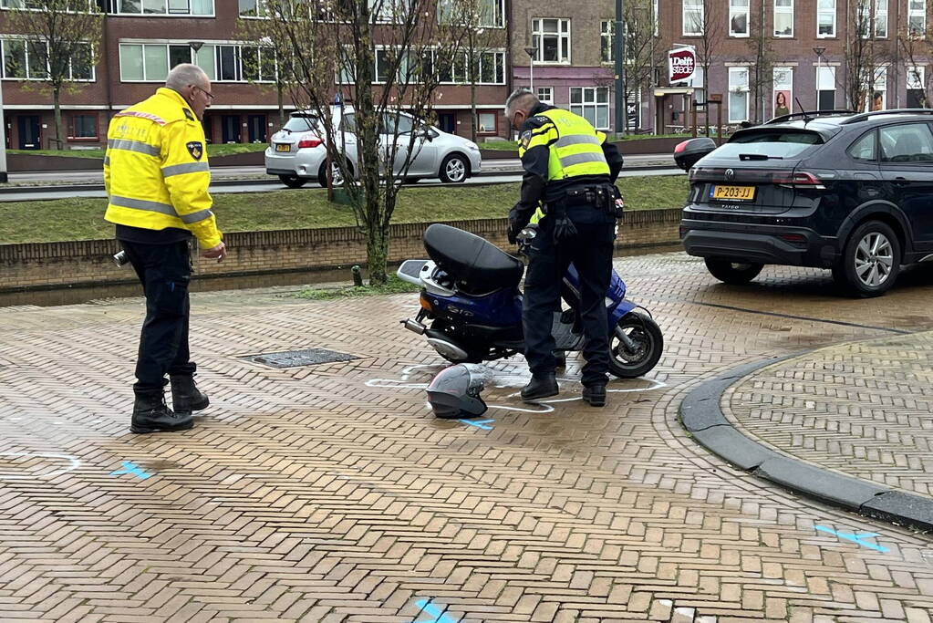 Vluchtende scooterrijder gewond bij aanrijding