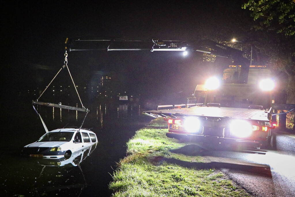 Bestelbus verdwijnt volledig onder water