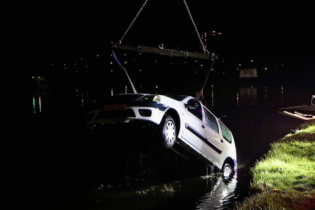 Bestelbus verdwijnt volledig onder water