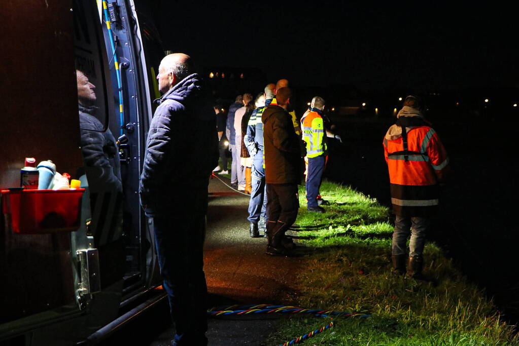 Bestelbus verdwijnt volledig onder water