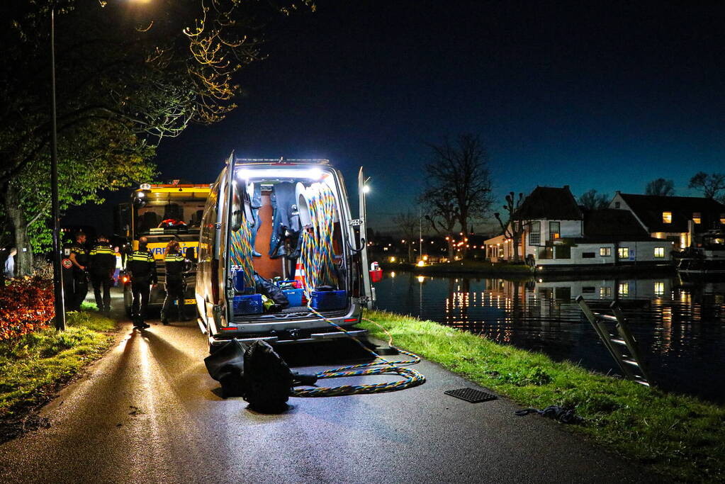 Bestelbus verdwijnt volledig onder water