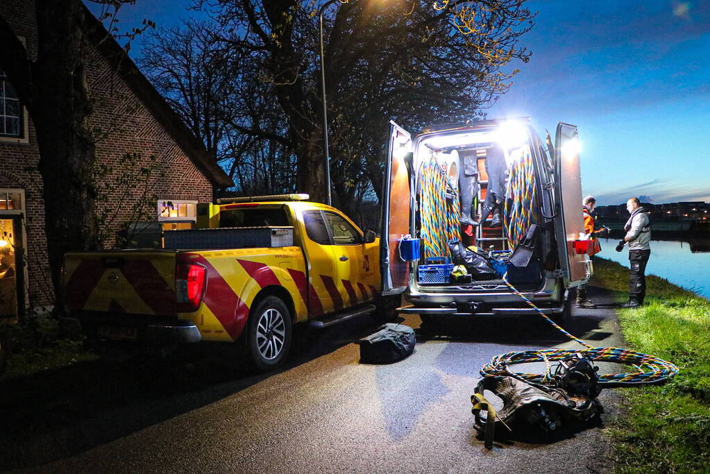 Bestelbus verdwijnt volledig onder water