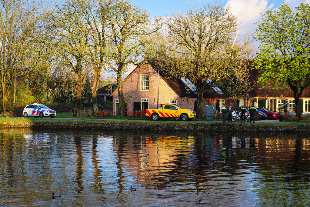 Bestelbus verdwijnt volledig onder water