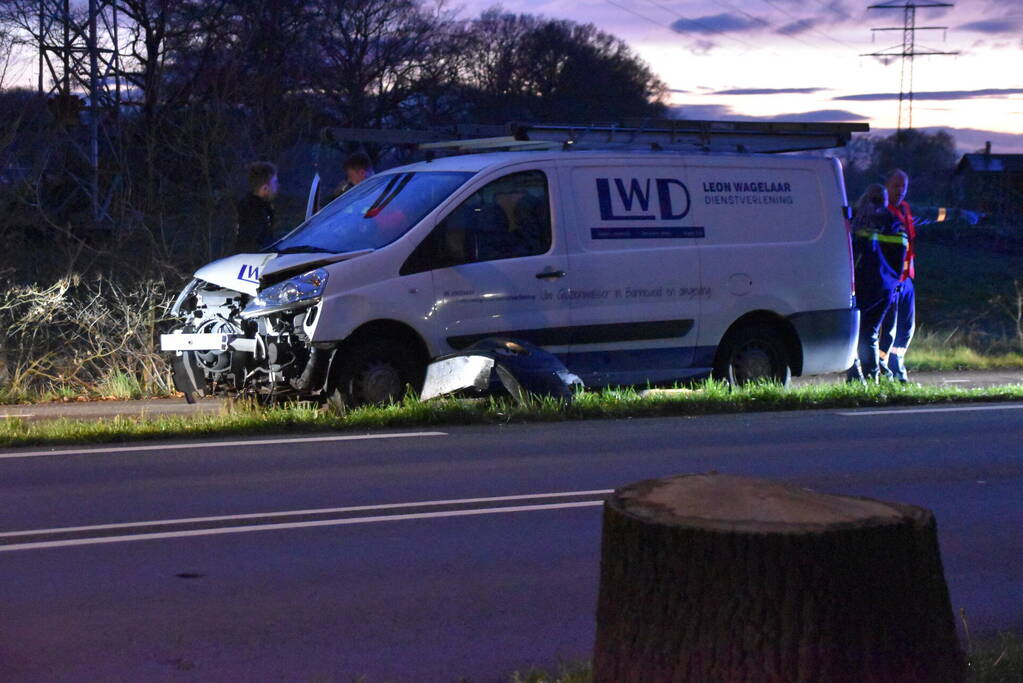 Bestelbus fors beschadigd na botsing tegen lantaarnpaal