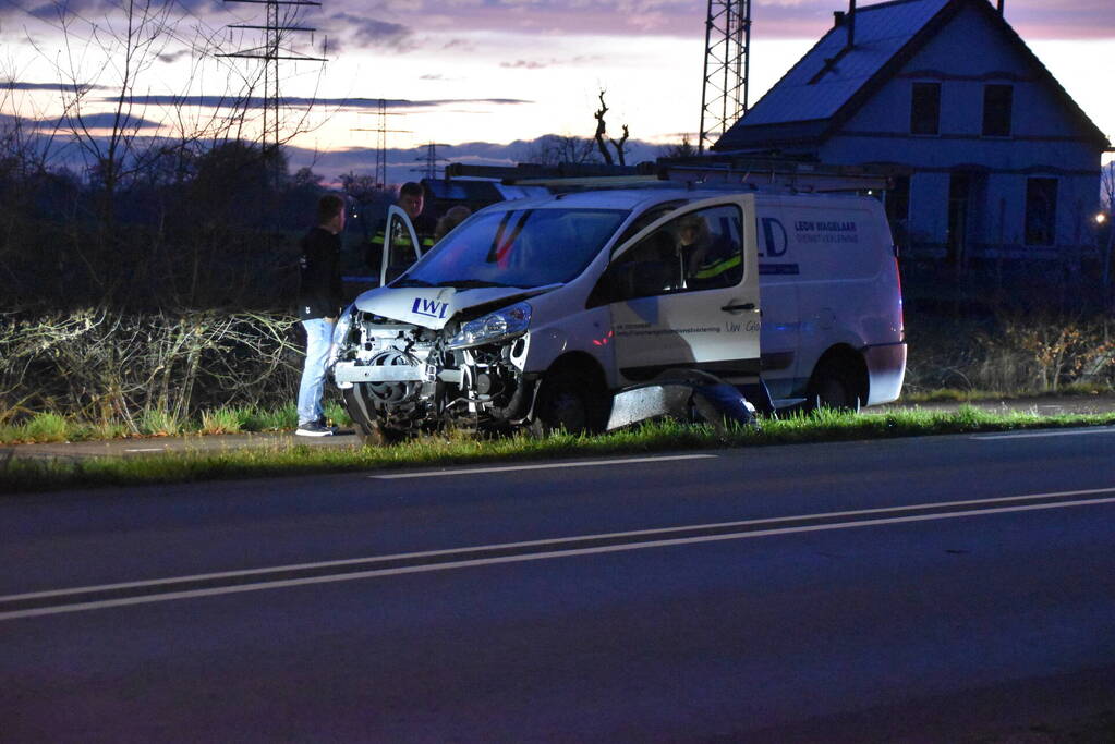 Bestelbus fors beschadigd na botsing tegen lantaarnpaal