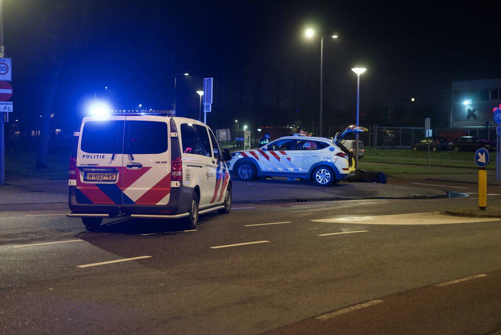 Automobilist laat aangereden scooterrijdster achter