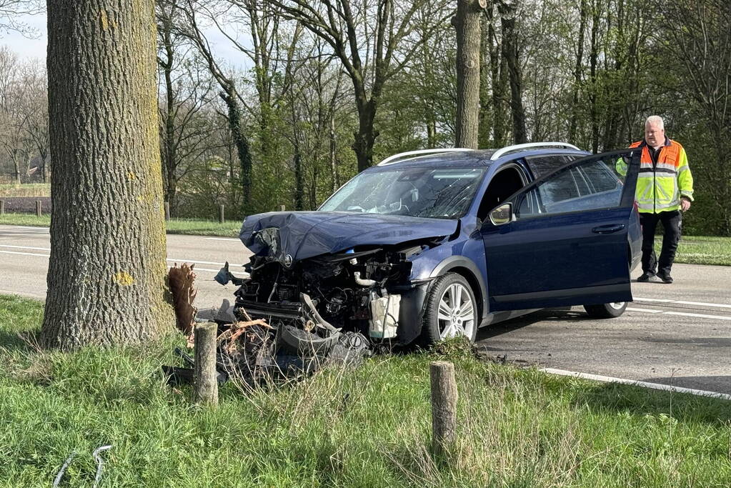 Automobilist botst frontaal op boom