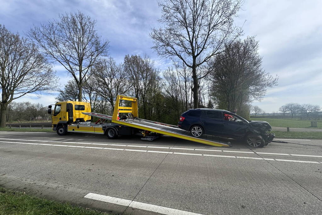 Automobilist botst frontaal op boom