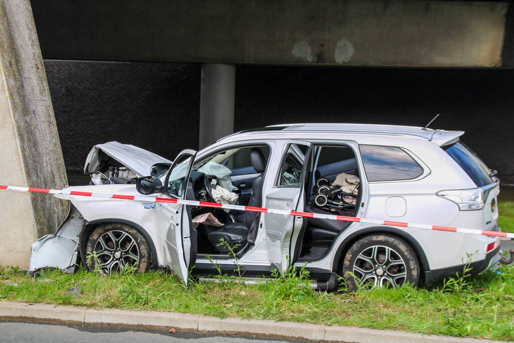 Drie gewonden na frontale botsing tegen pijler van viaduct