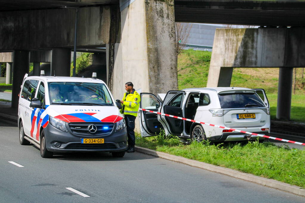 Drie gewonden na frontale botsing tegen pijler van viaduct