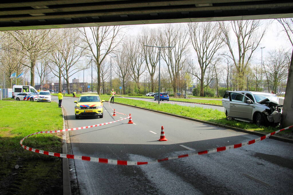 Drie gewonden na frontale botsing tegen pijler van viaduct