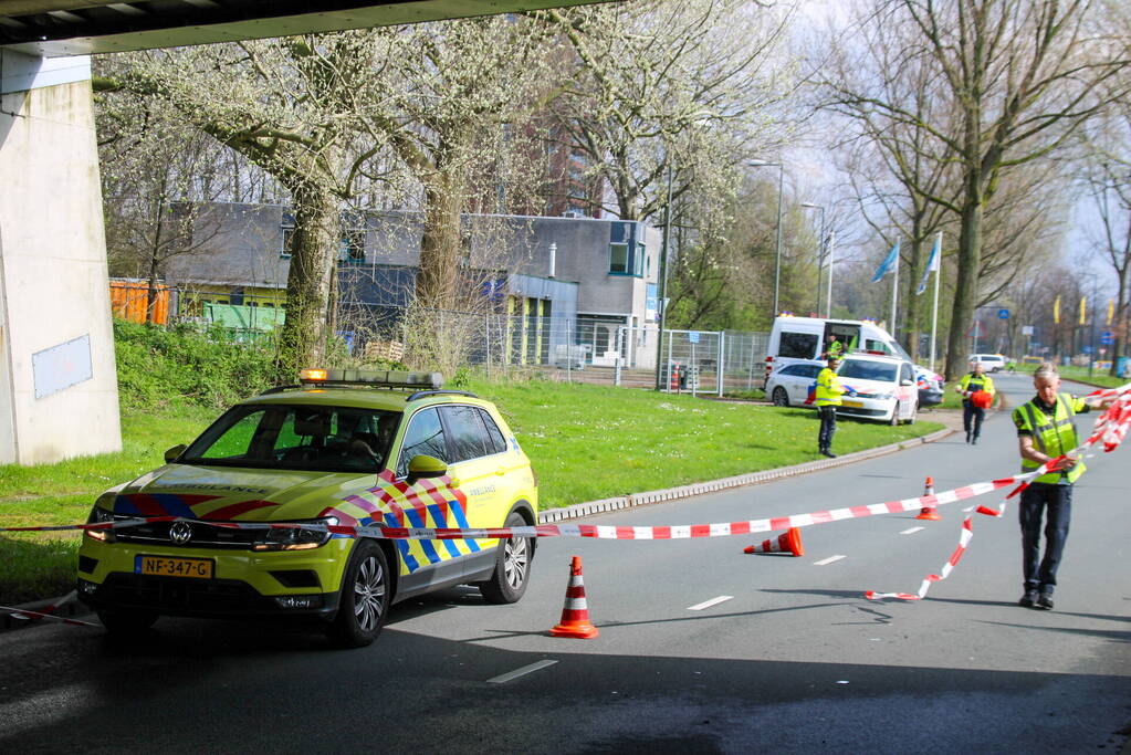 Drie gewonden na frontale botsing tegen pijler van viaduct