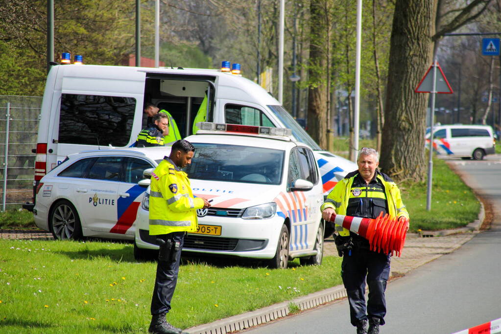 Drie gewonden na frontale botsing tegen pijler van viaduct