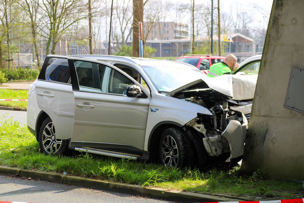 Drie gewonden na frontale botsing tegen pijler van viaduct