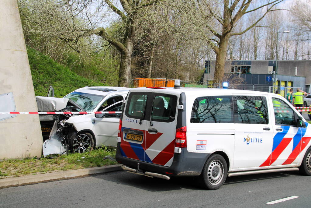 Drie gewonden na frontale botsing tegen pijler van viaduct