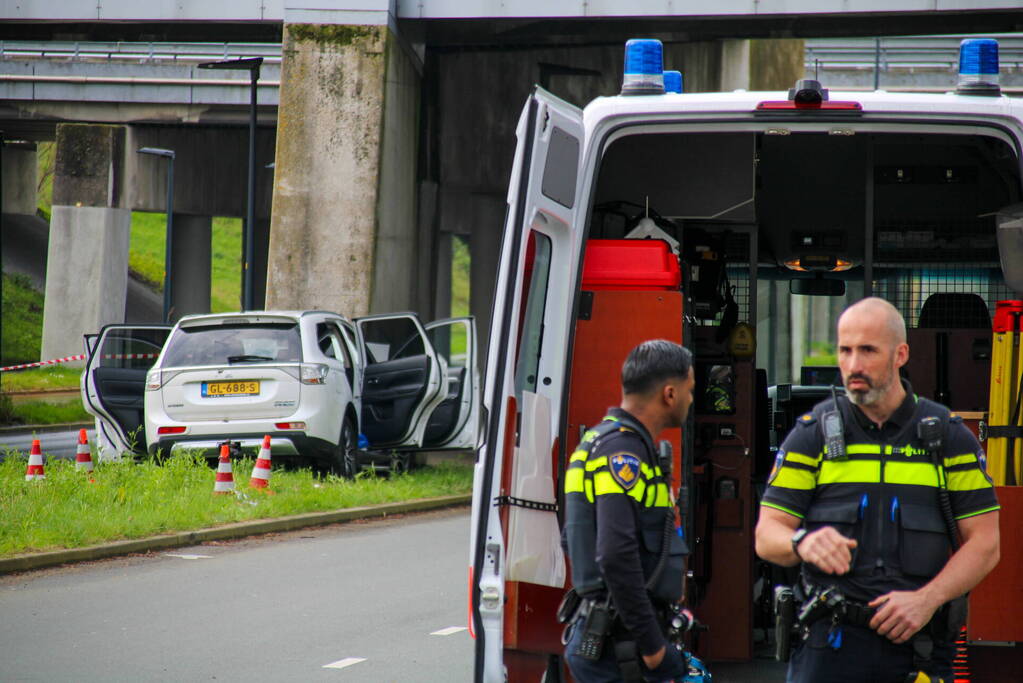 Drie gewonden na frontale botsing tegen pijler van viaduct