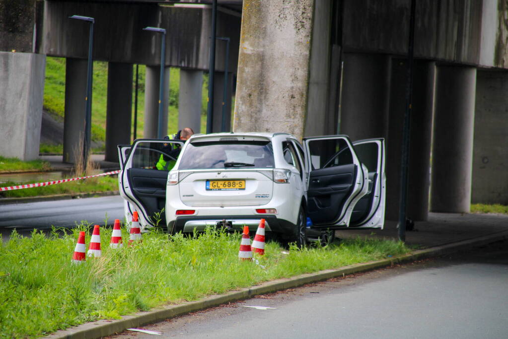 Drie gewonden na frontale botsing tegen pijler van viaduct