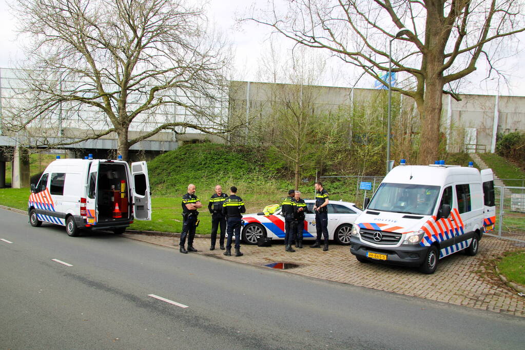 Drie gewonden na frontale botsing tegen pijler van viaduct