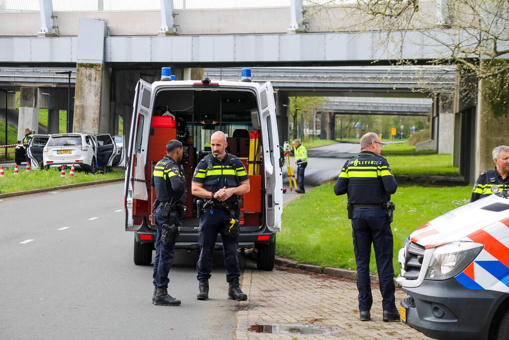 Drie gewonden na frontale botsing tegen pijler van viaduct