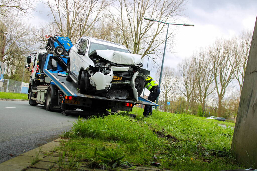 Drie gewonden na frontale botsing tegen pijler van viaduct