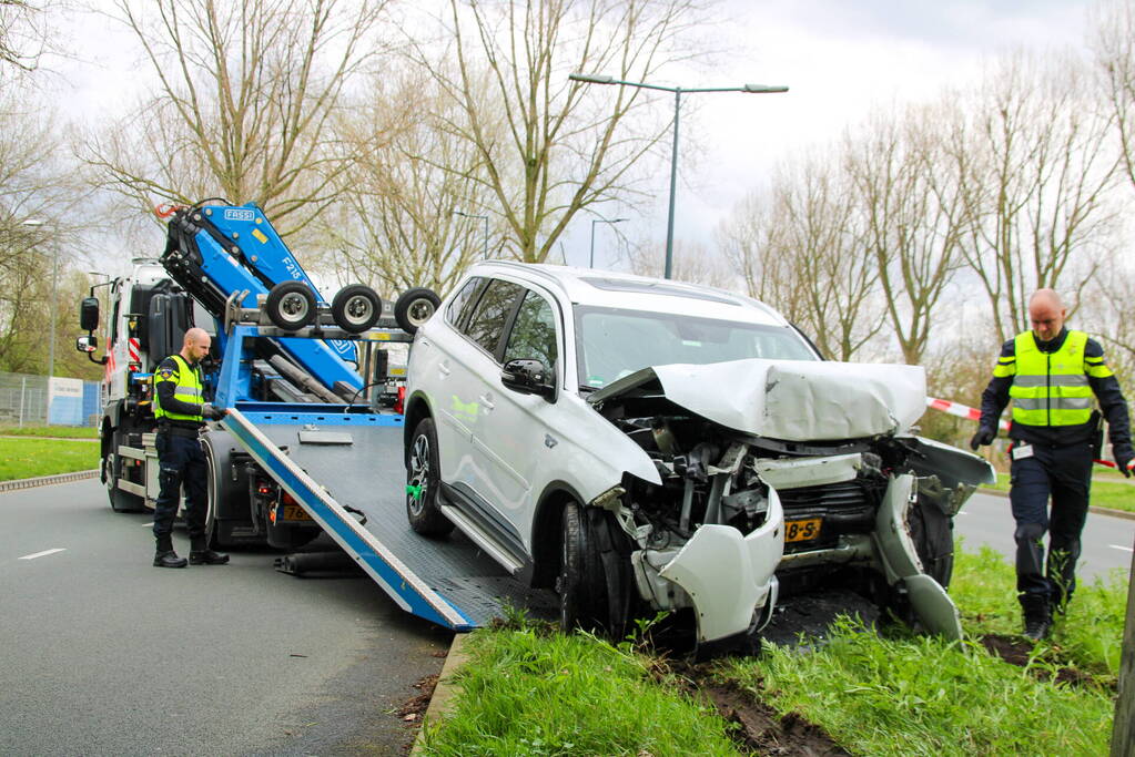 Drie gewonden na frontale botsing tegen pijler van viaduct