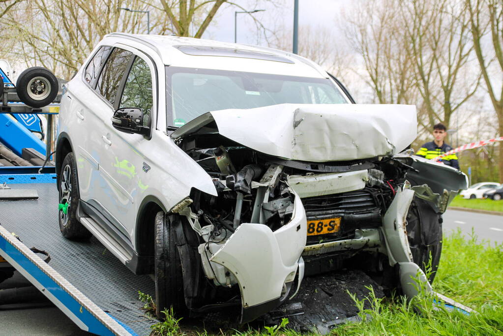 Drie gewonden na frontale botsing tegen pijler van viaduct