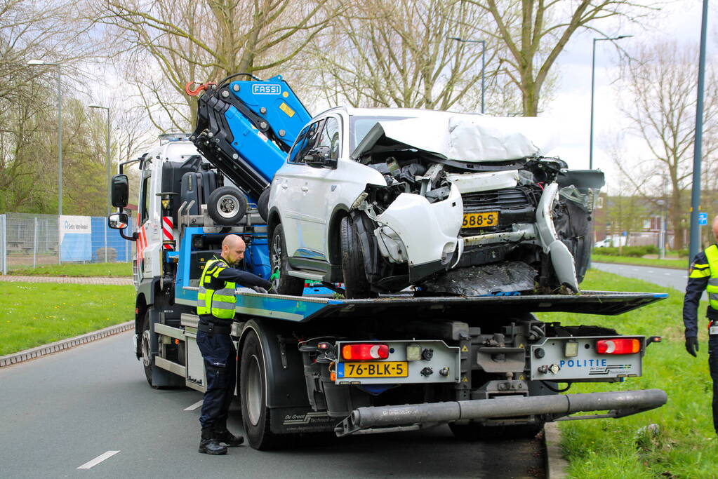 Drie gewonden na frontale botsing tegen pijler van viaduct