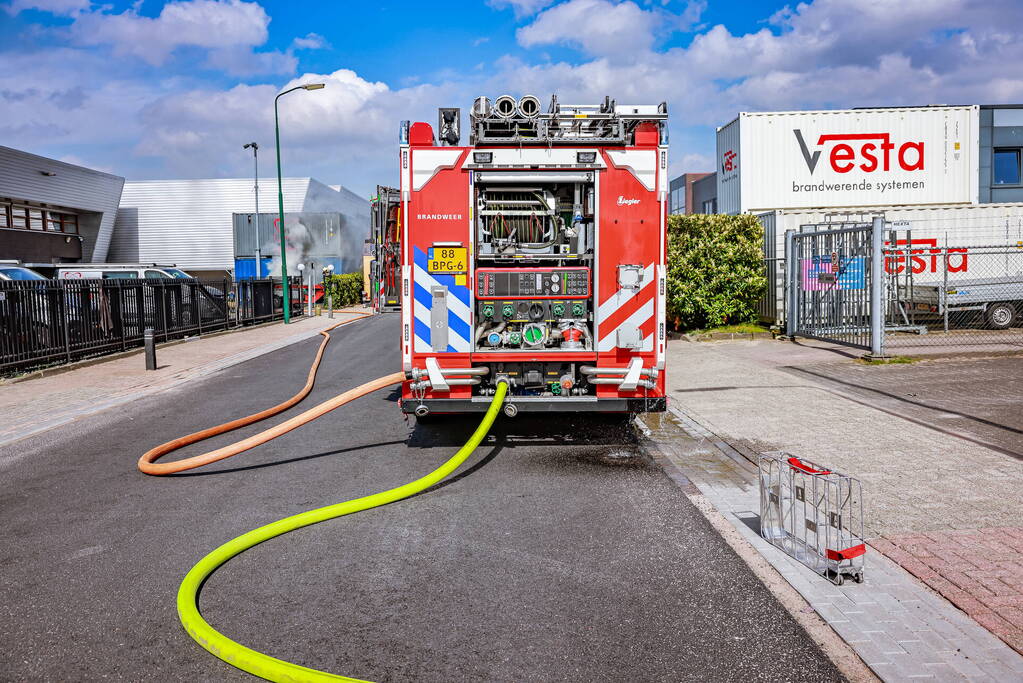 Brand in bouwafval container