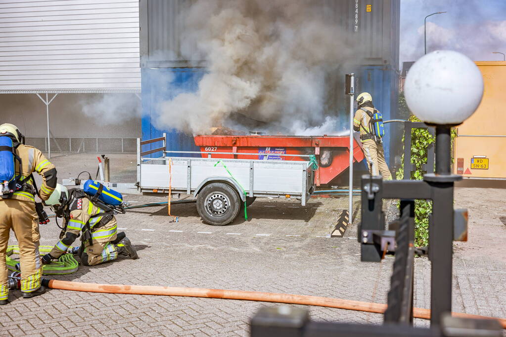 Brand in bouwafval container