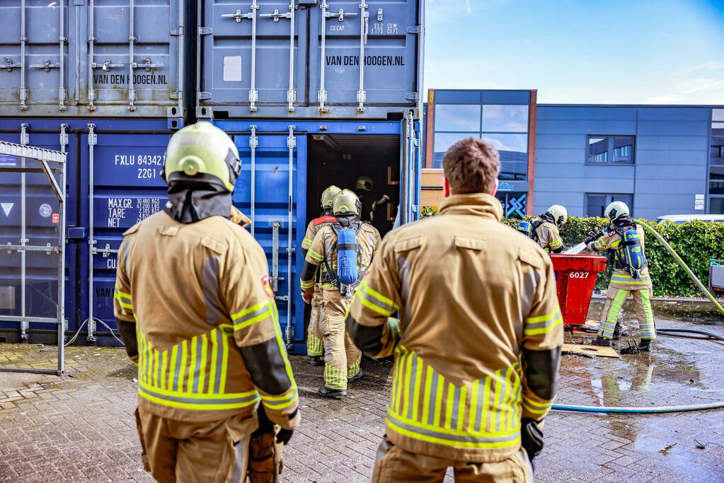 Brand in bouwafval container