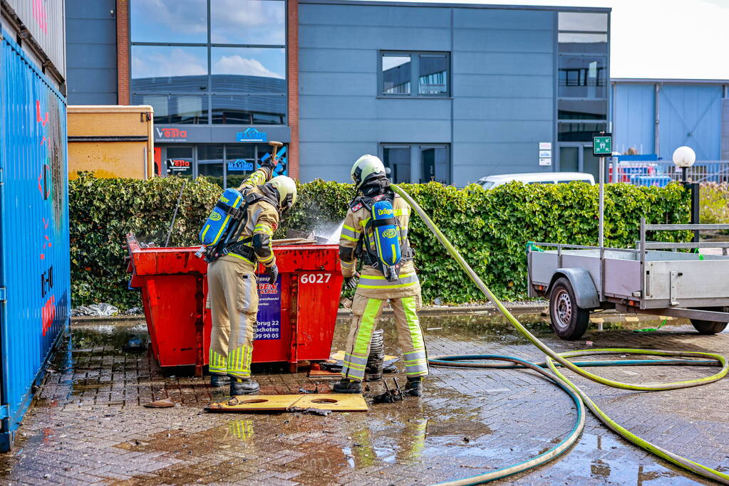 Brand in bouwafval container