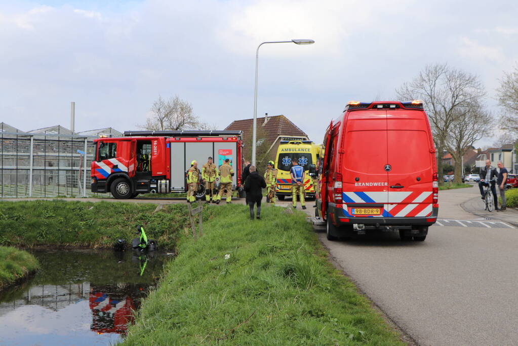 Persoon belandt met scootmobiel in sloot