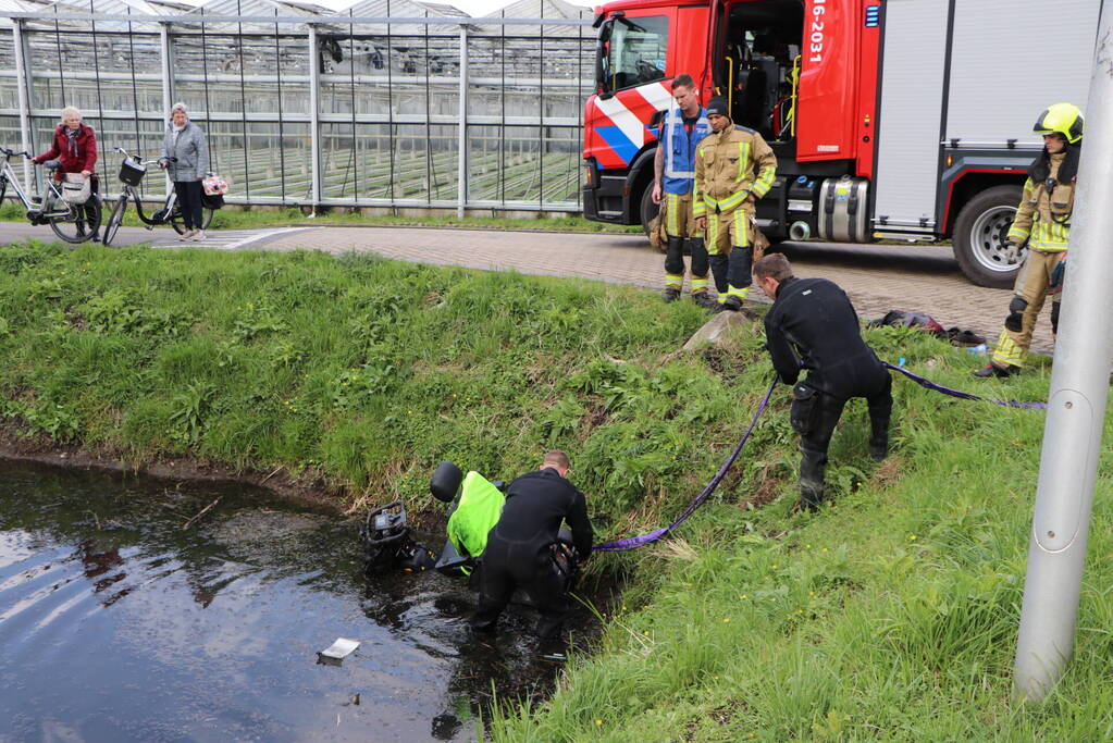 Persoon belandt met scootmobiel in sloot